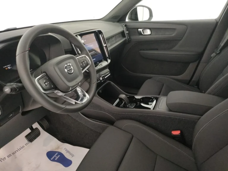 VOLVO XC40 (3)